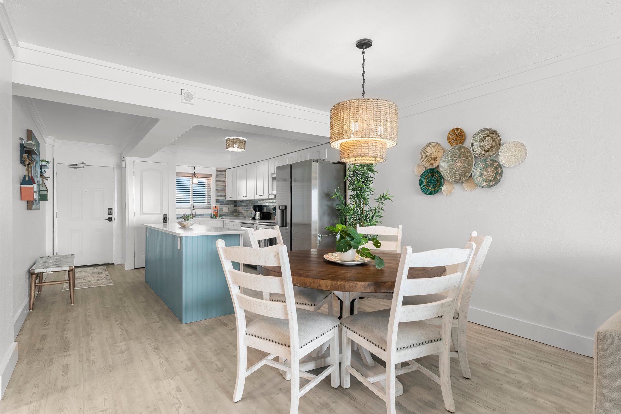Gather your family and friends around the spacious island as drinks are prepared and snacks are served in our beautiful Tommy Bahama-inspired coastal kitchen/dining area! ?? Embrace the spirit of togetherness as laughter fills the air and memories.