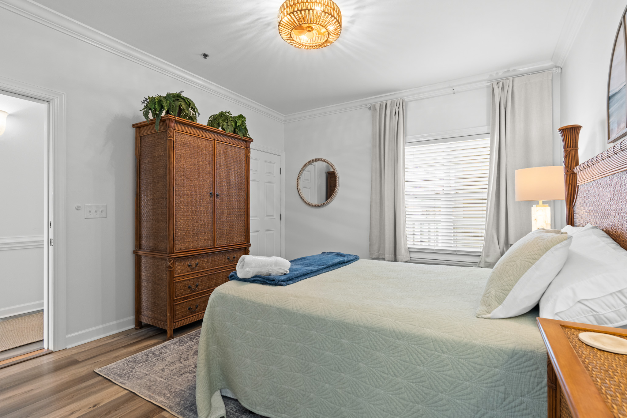 Bedroom 2 (Queen Bed)