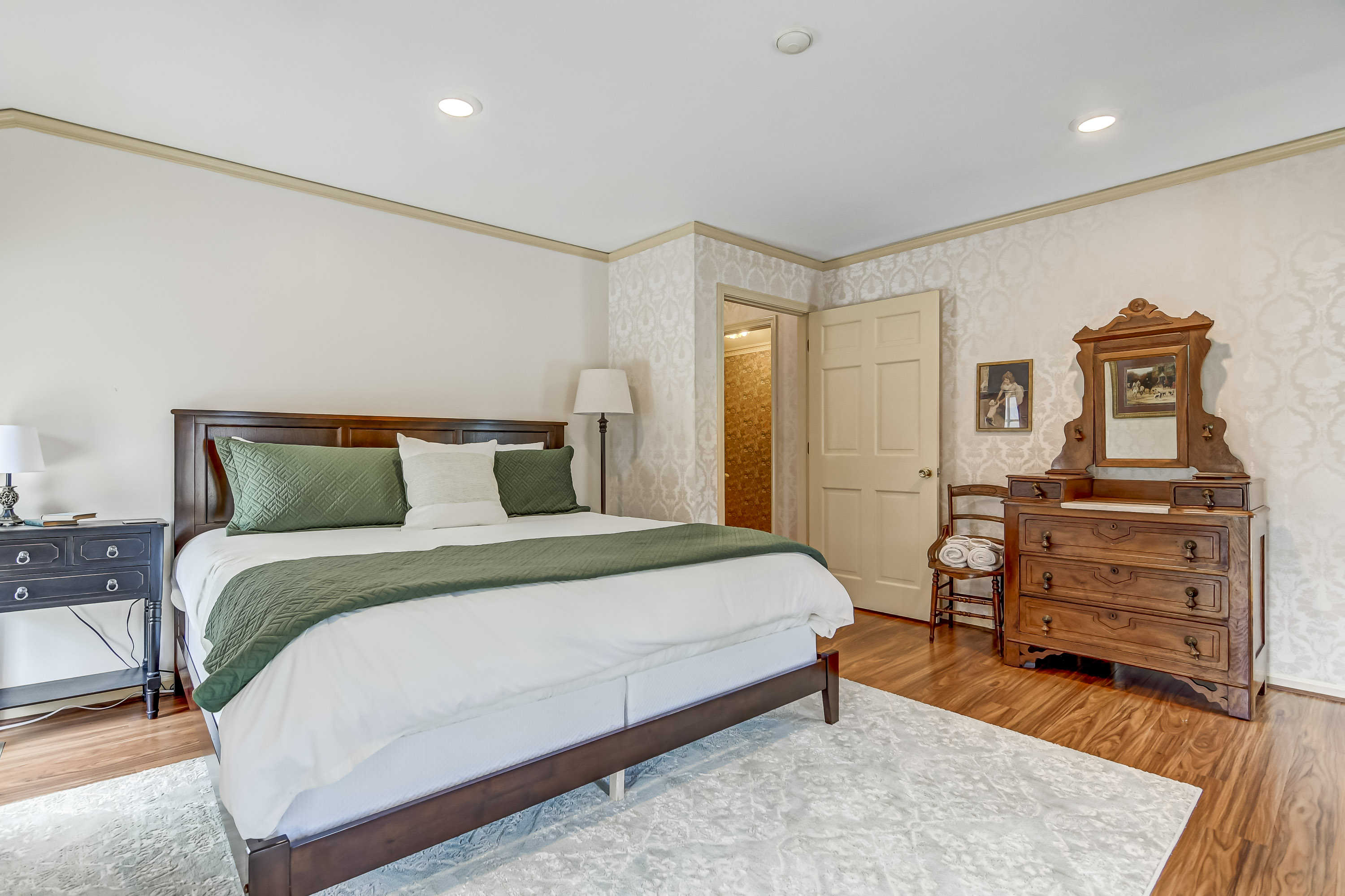 The Bressmer Carriage House - Bedroom 1