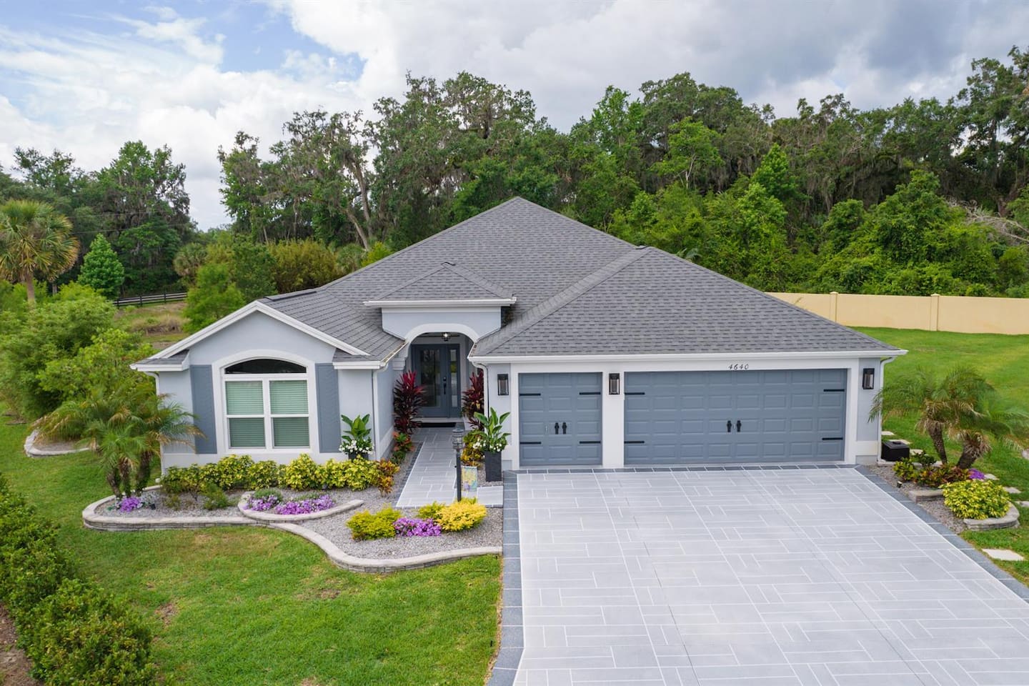 Spacious front yard with impressive driveway
