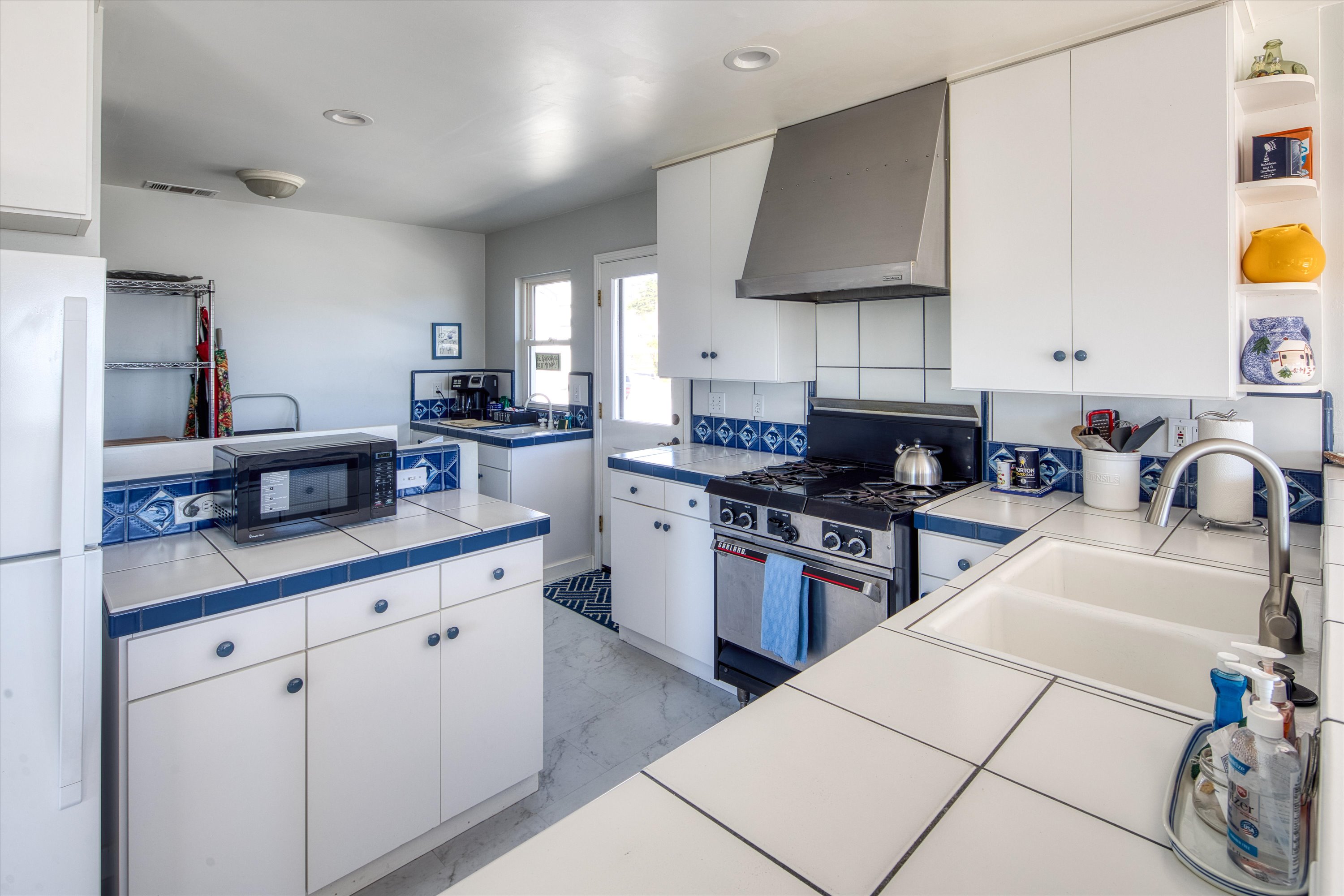 Fully stocked and family-ready — from pancake breakfasts to holiday dinners, this kitchen makes cooking easy.