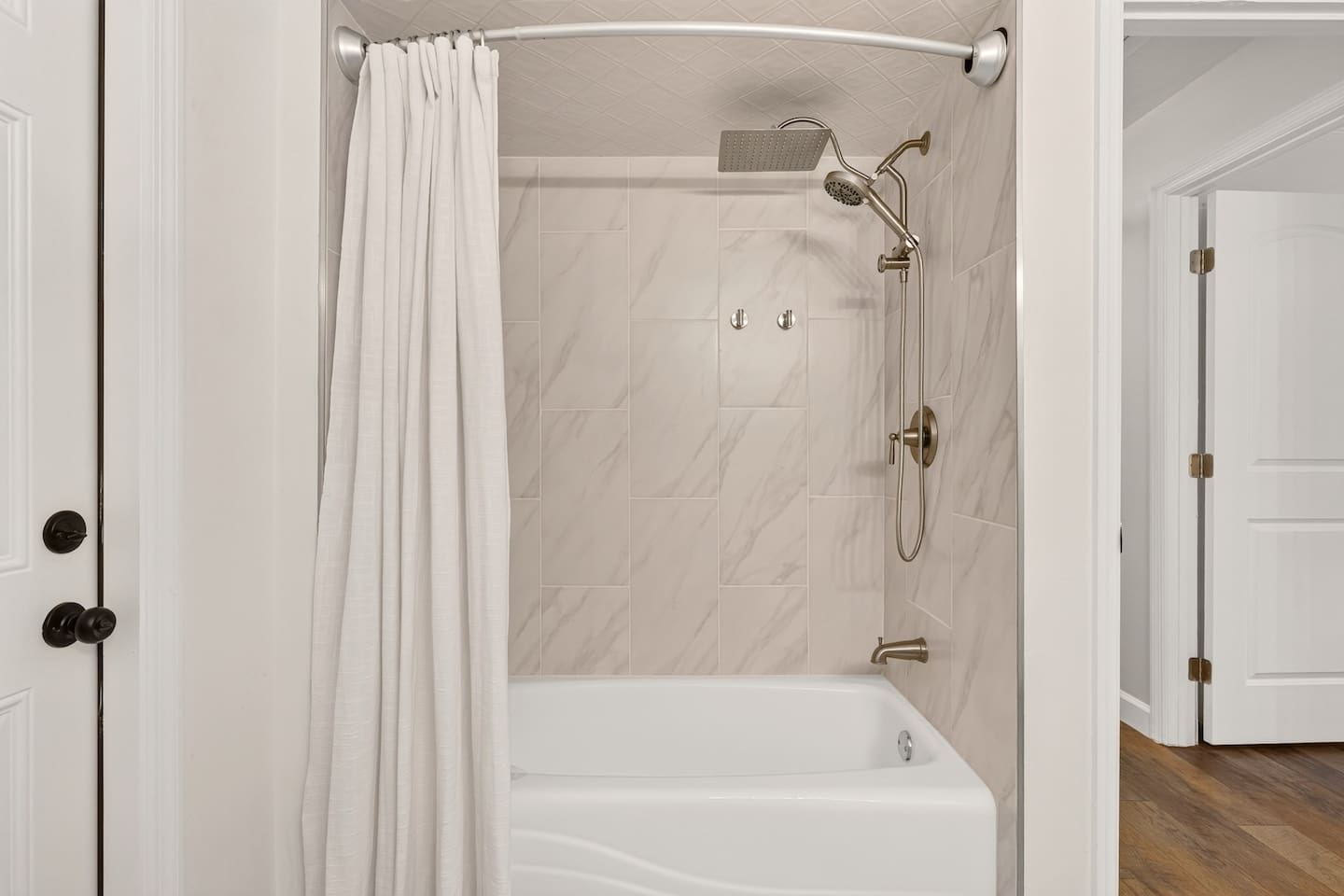 Shower/tub combination with a rainfall and handheld shower head.  Complimentary shampoo, conditioner, and body wash are provided.