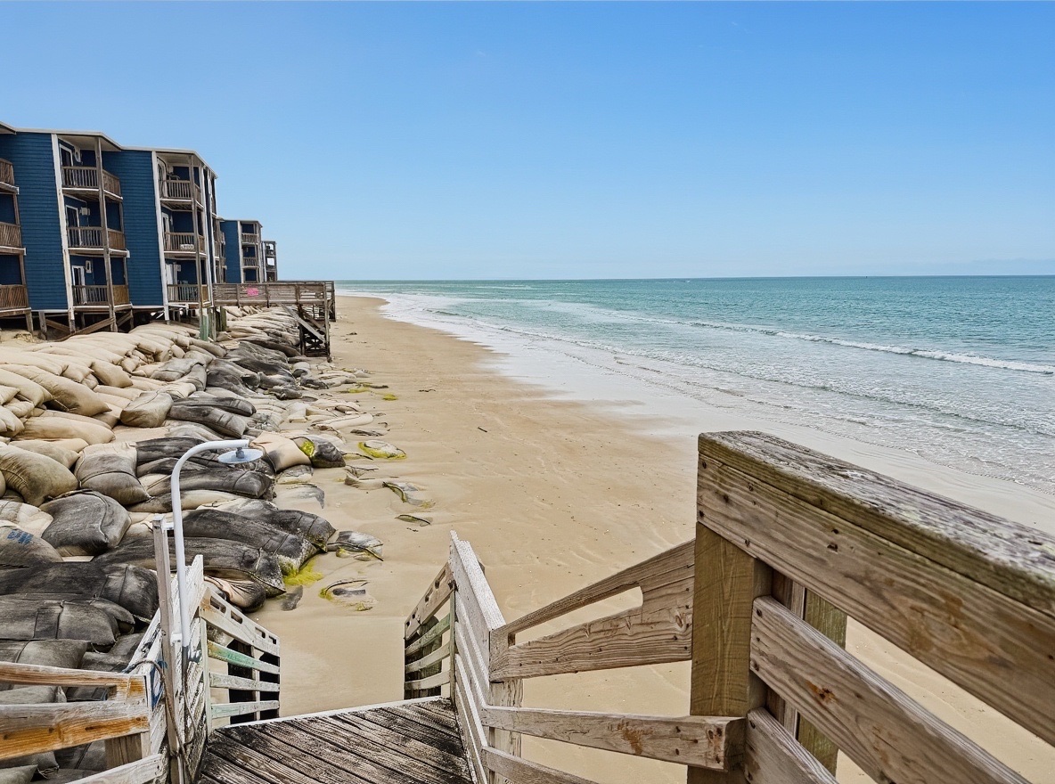 Note: Beach availability varies by tide; photos were captured during low tide in February 2026.