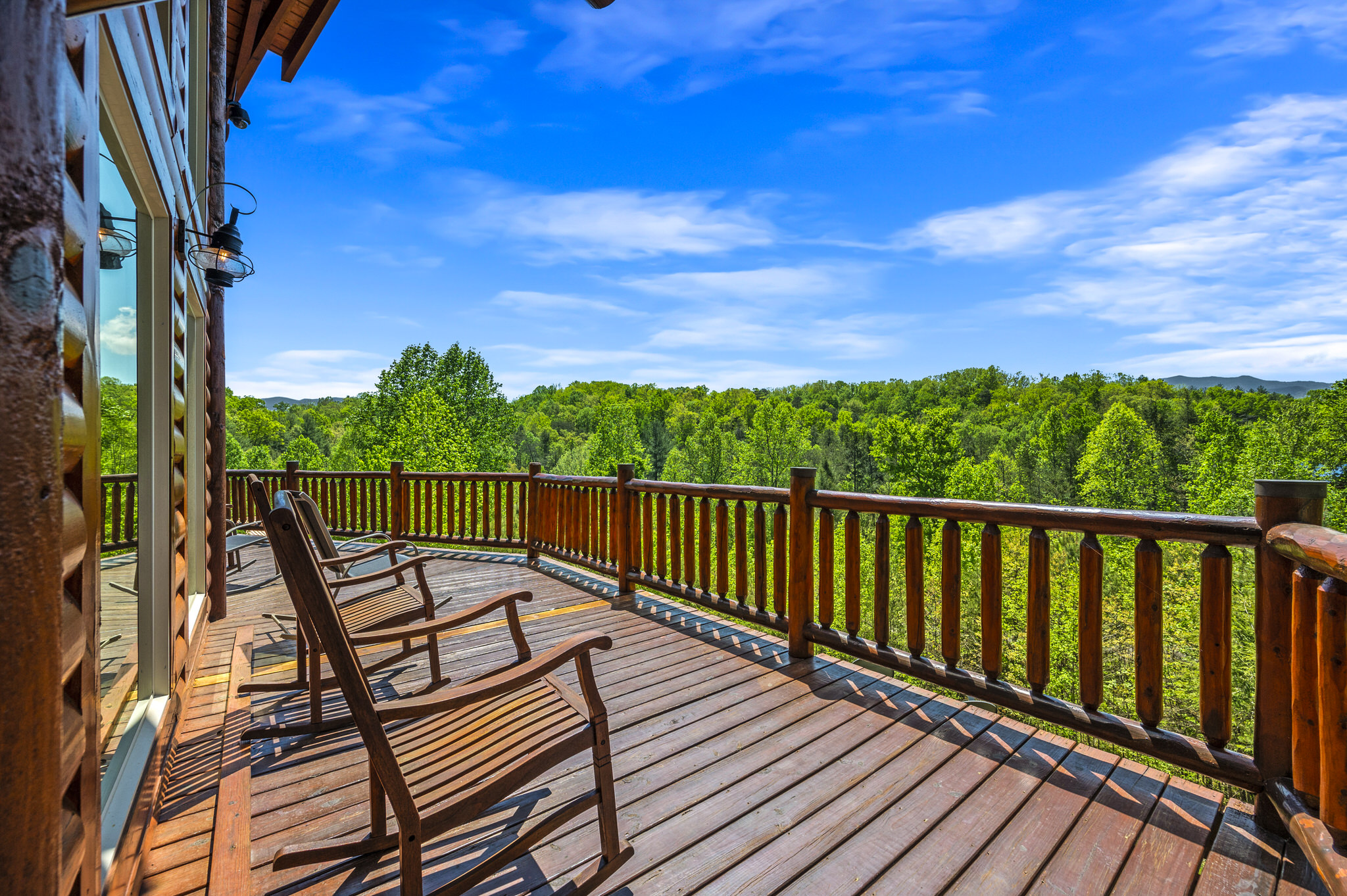 Ridge View Lodge - front deck