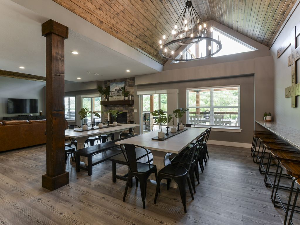 Seats 36 total, 24 at tables, 12 at bar/islandd