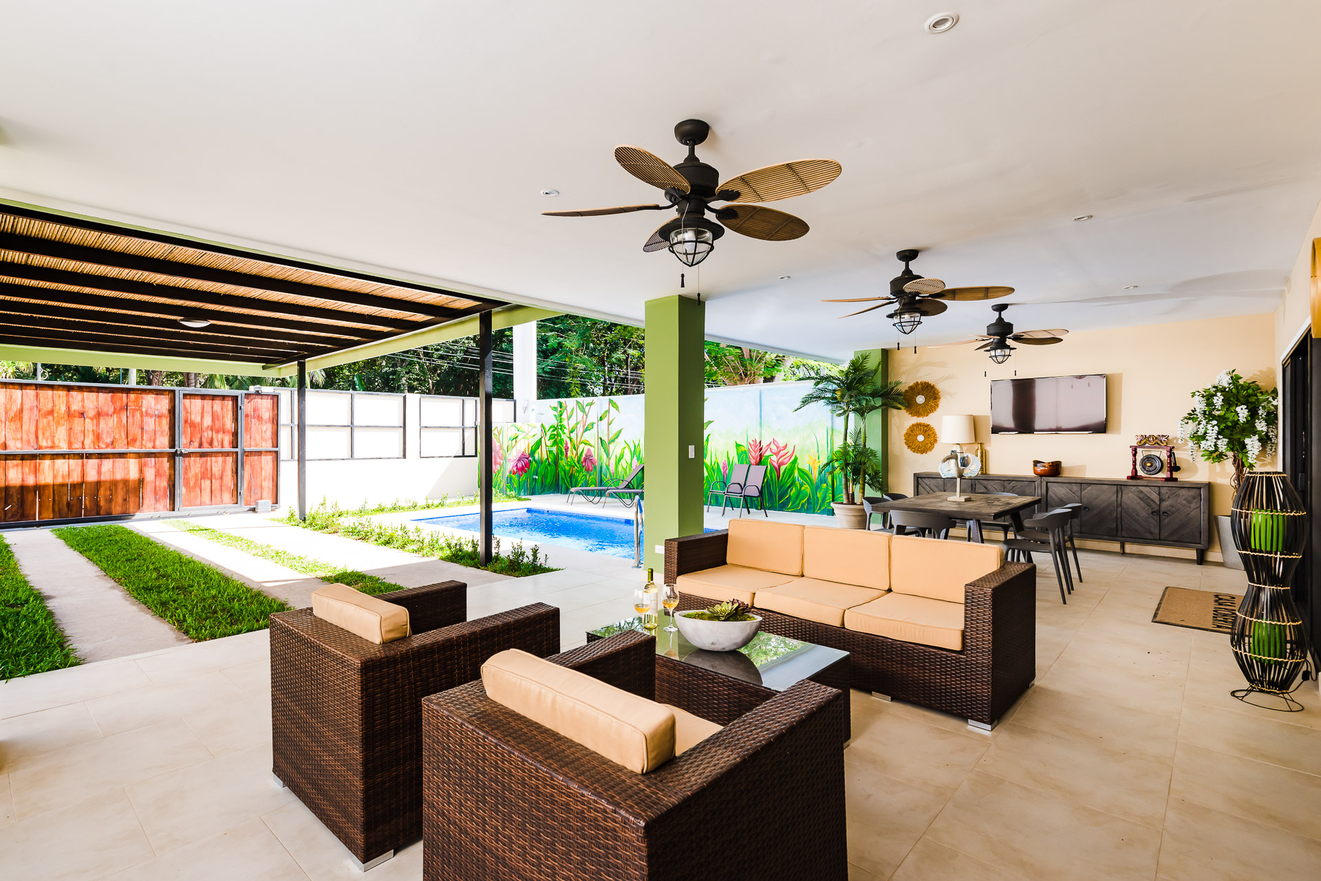 Outdoor dining and entertaining at its best at Casa Roberta