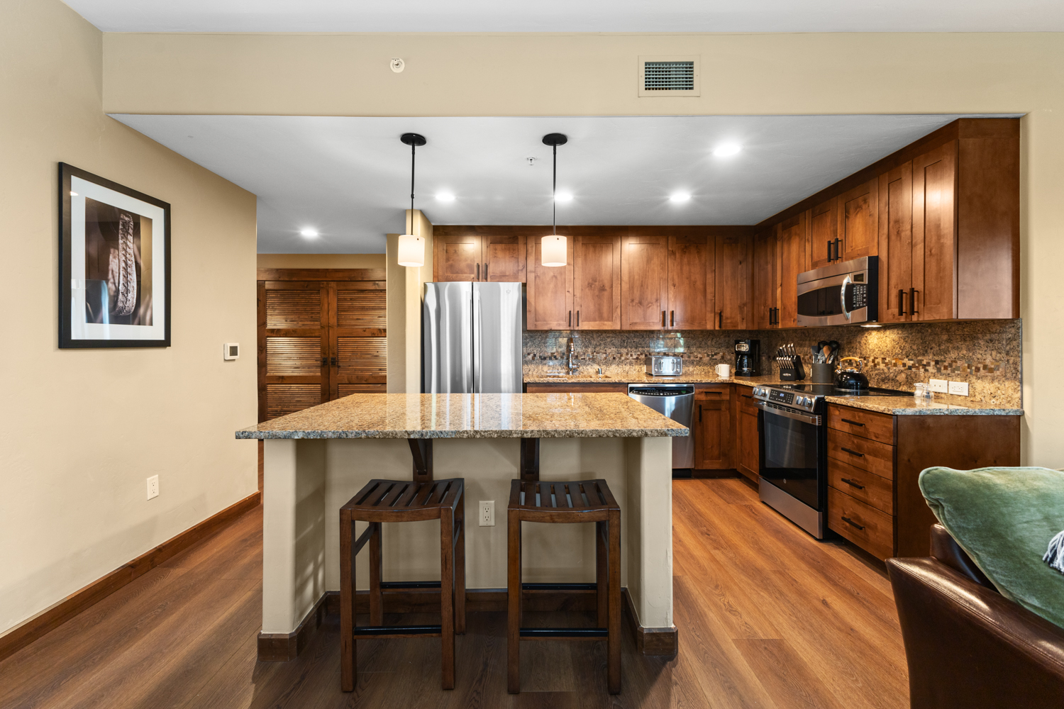 Breakfast Bar with seating for 2