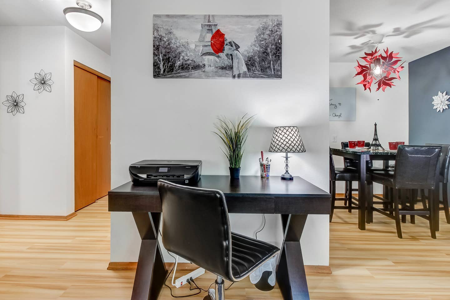 Work in comfort and confidence at the desk area. The printer has been removed.