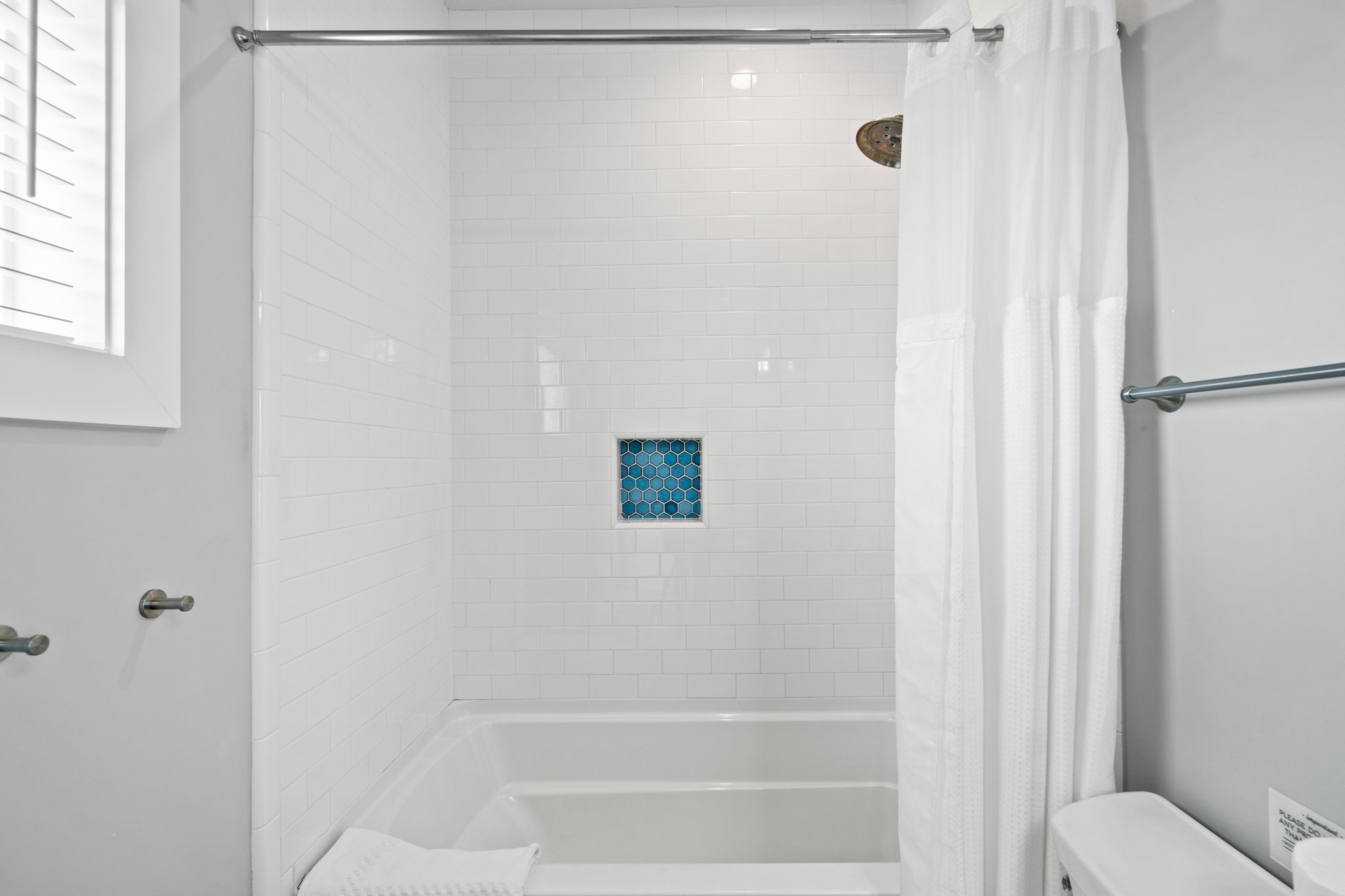 Shared 1st Floor Bathroom