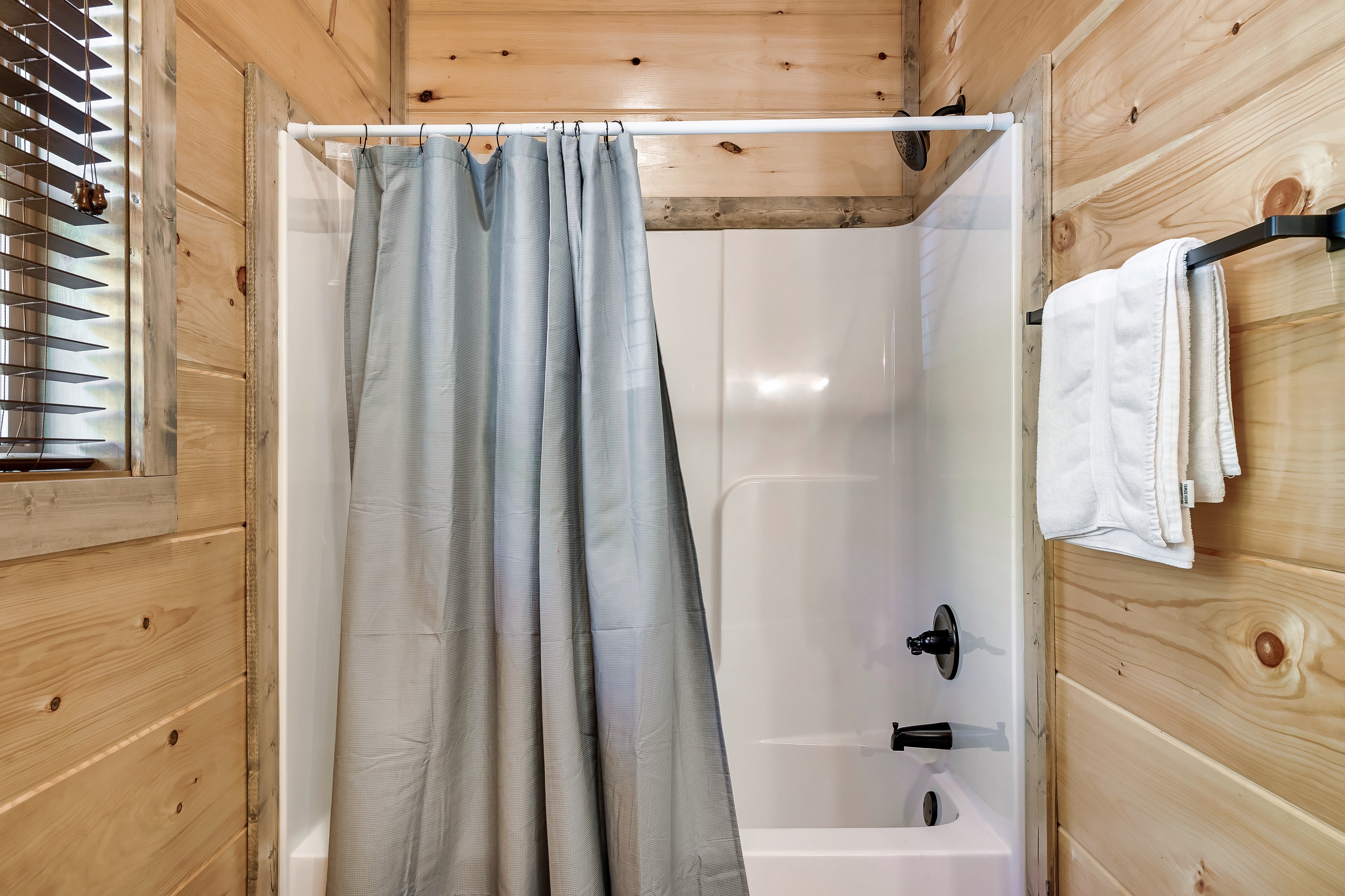 Full Bathroom With Modern Cabin Finishes