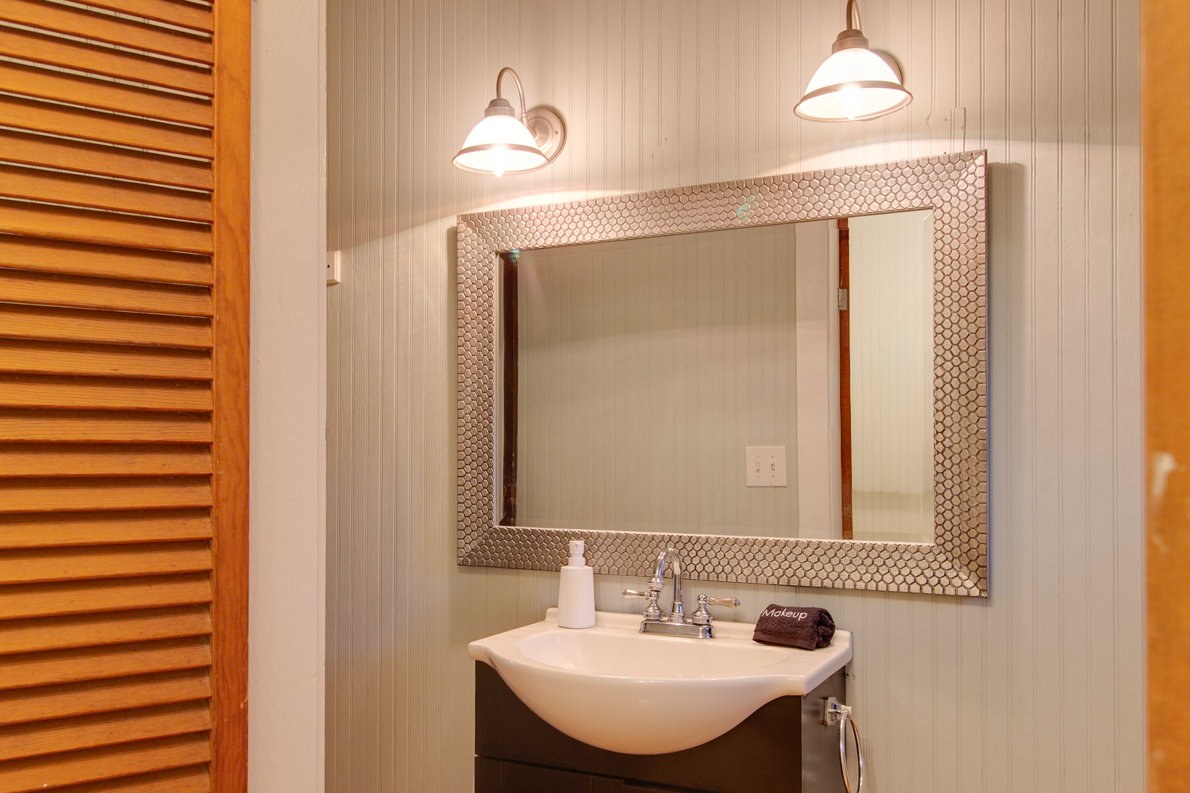 Bathroom 2: Bath Towels Provided