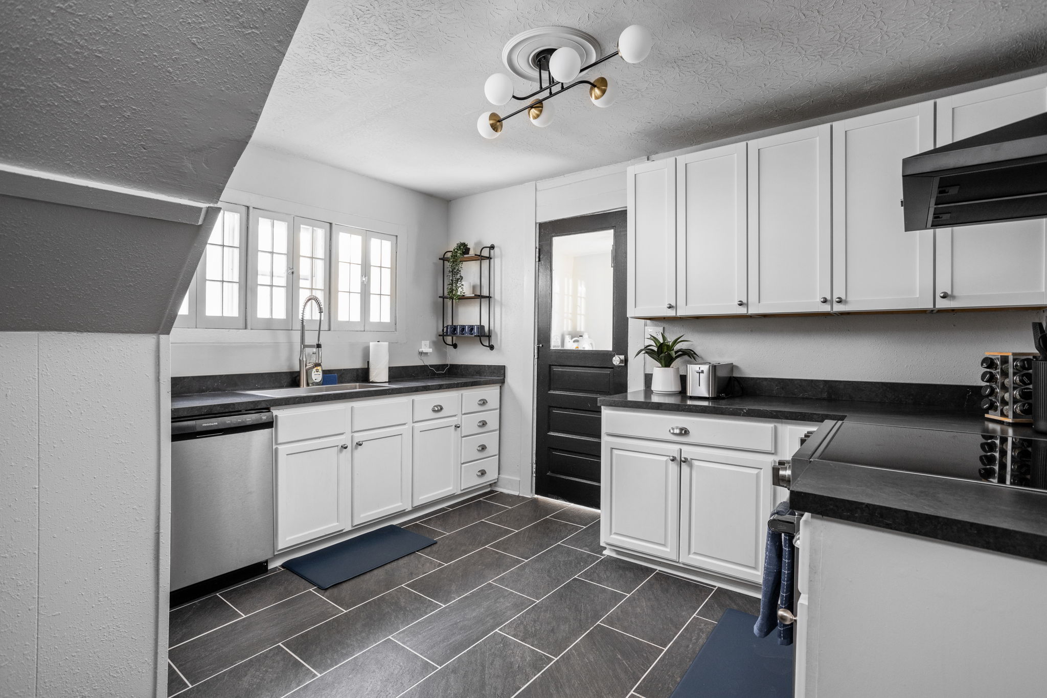 Cook anything you need to with our full kitchen, inclusive of a cooking set, slow cooker, baking ware, spices, etc.