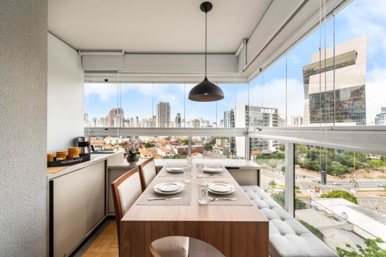 Experiência completa na varanda: mesa posta para refeições especiais com vista panorâmica, luz natural e charme urbano em Pinheiros.