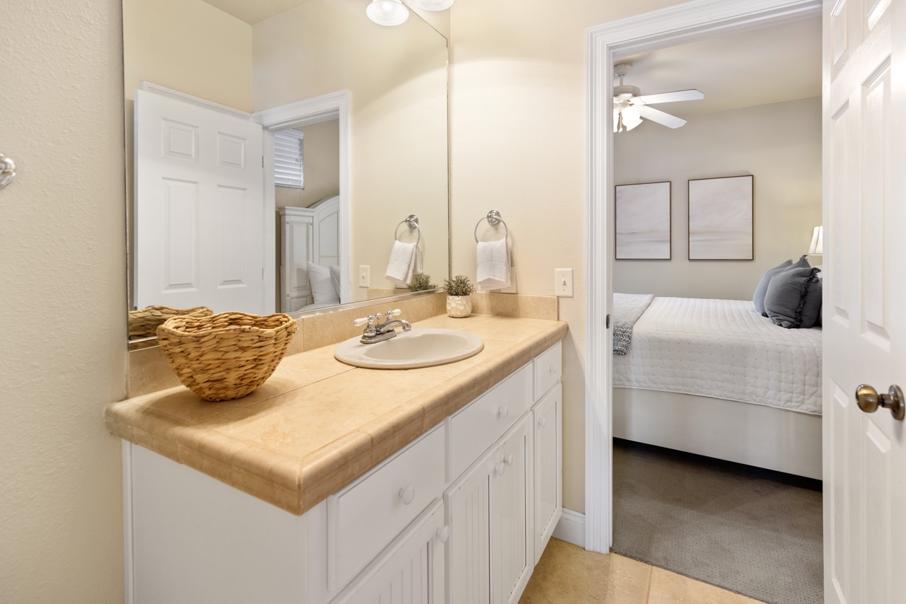 Jack and Jill Bathroom (1st Floor)