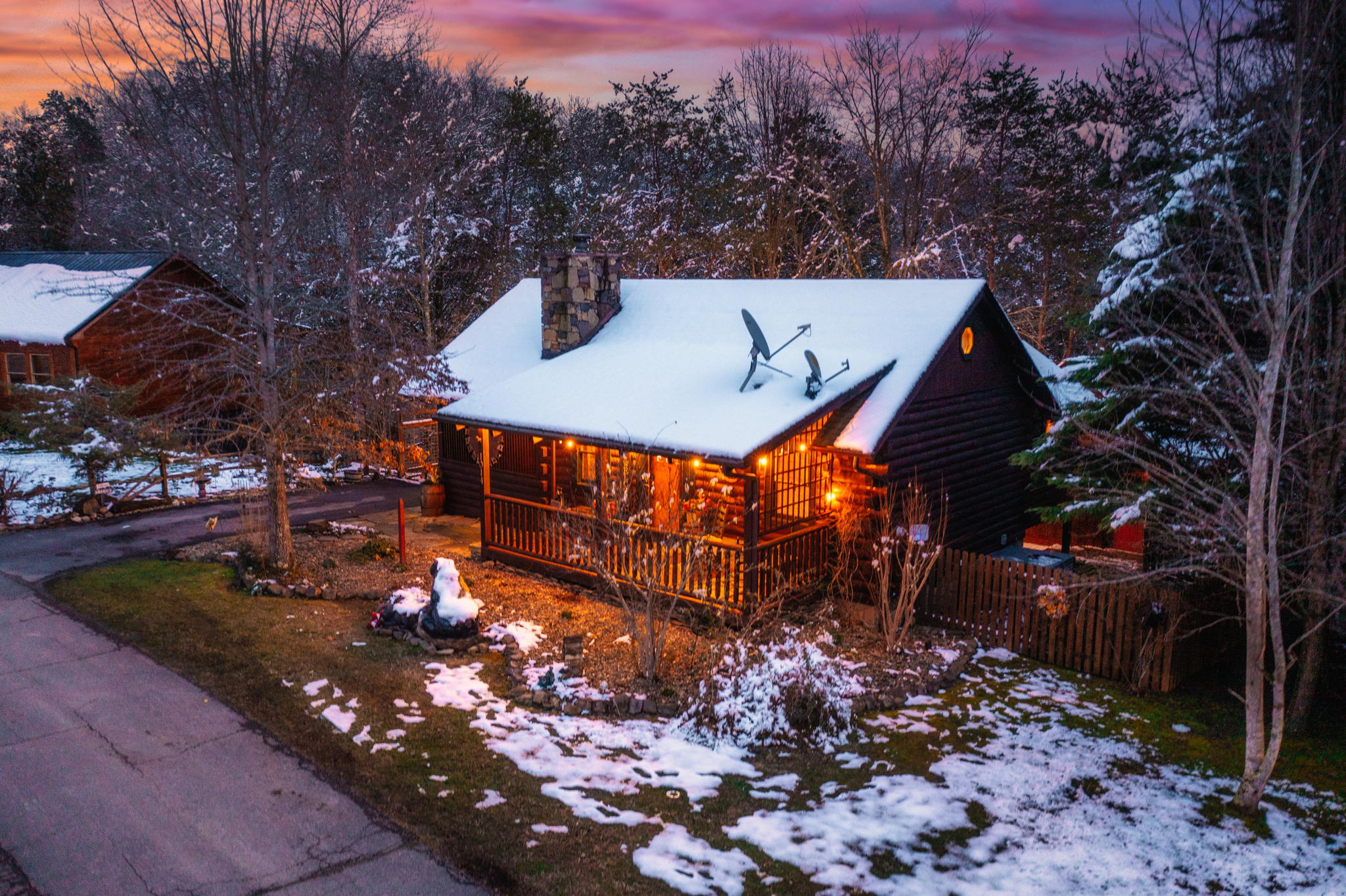 Our cabin is located in the charming neighborhood of Echota. It's special here <3