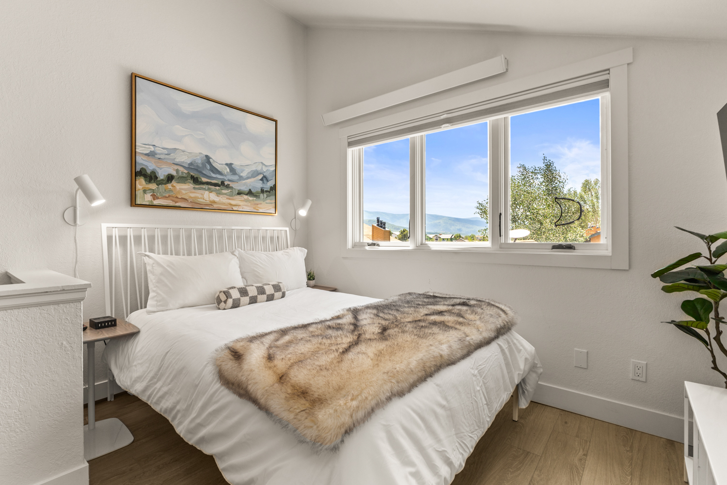 Upstairs Ensuite Bedroom #2 | Smart TV