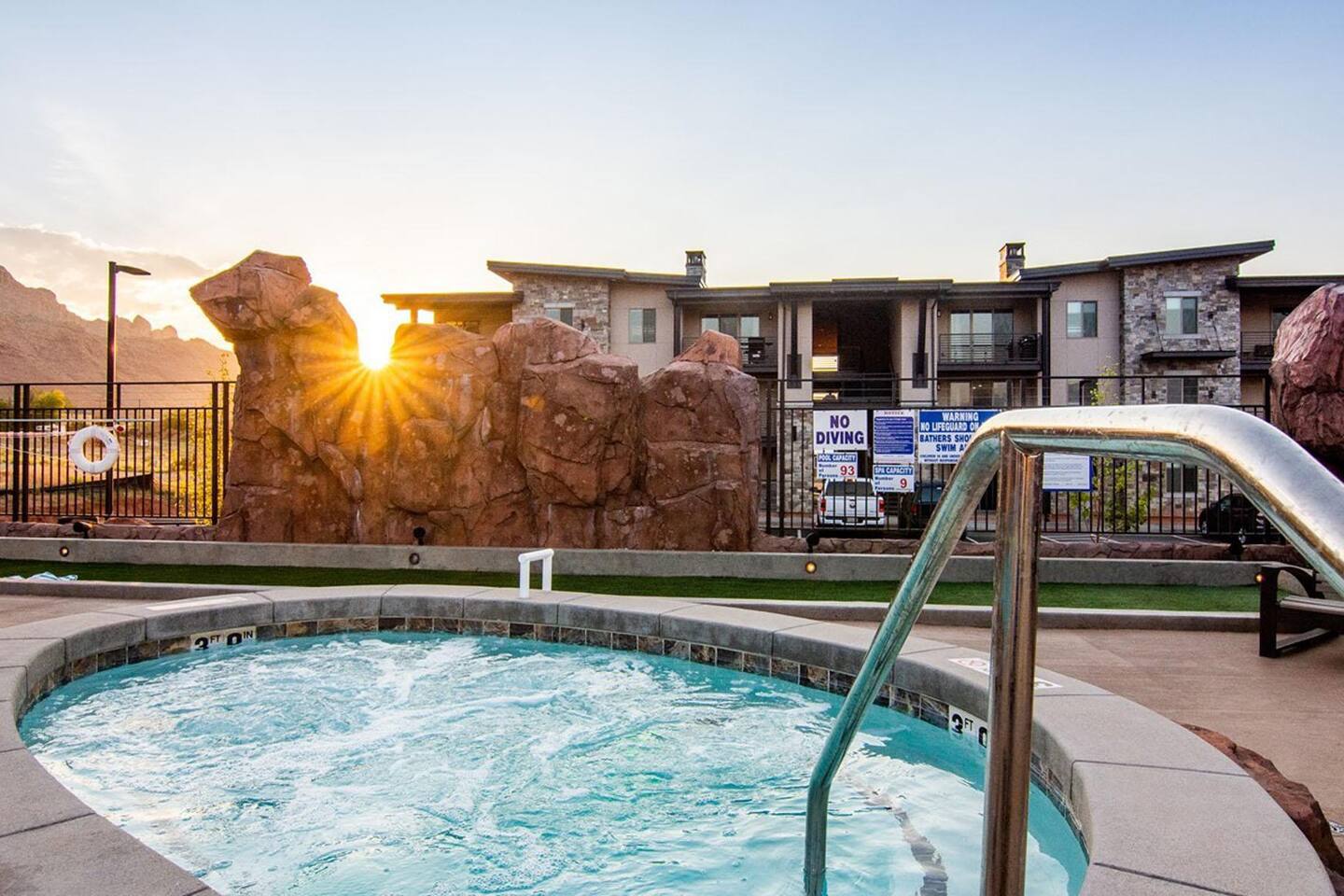 Hot tub 2 poolside to enjoy
