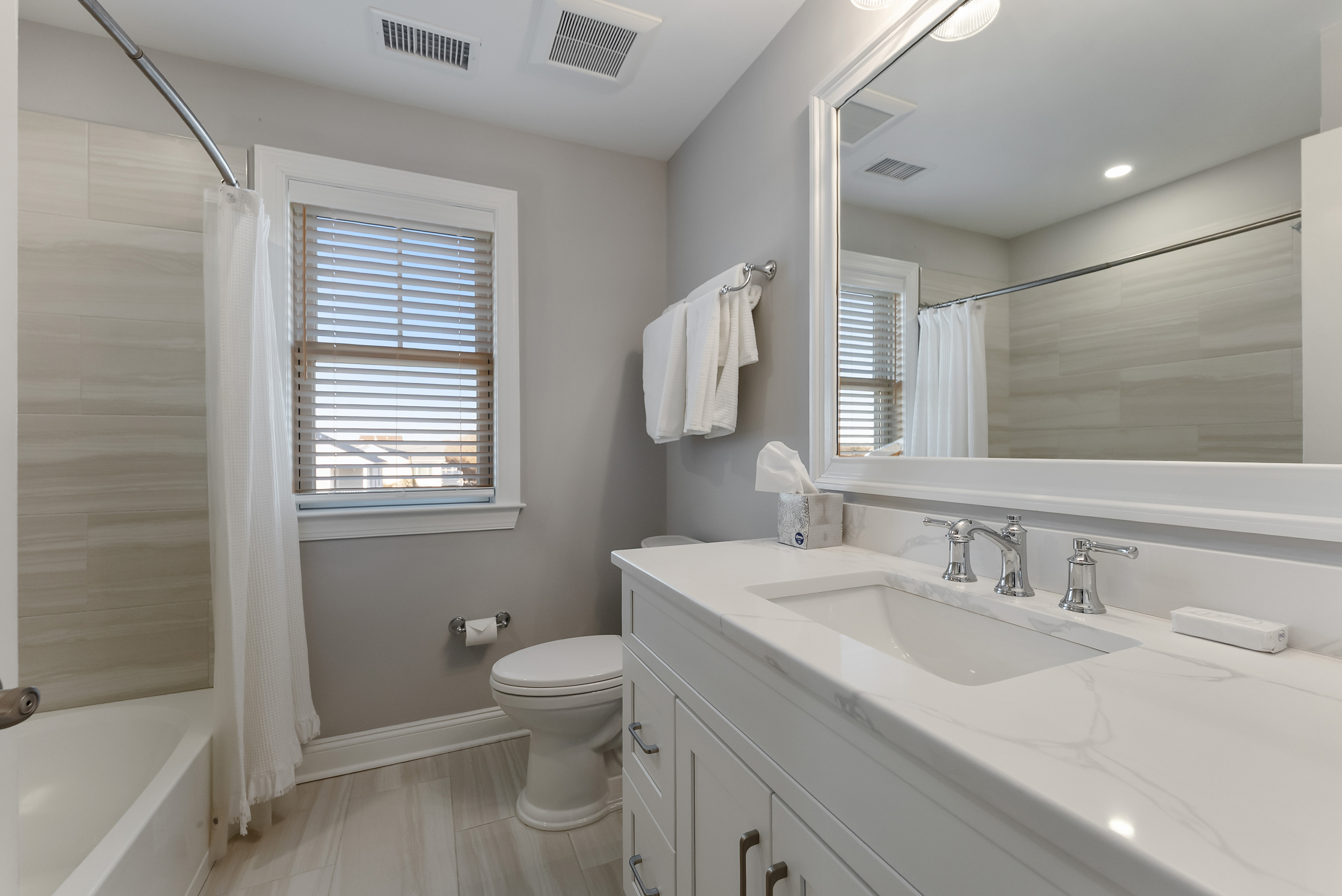 Large Bathroom with Tub/Shower Combination