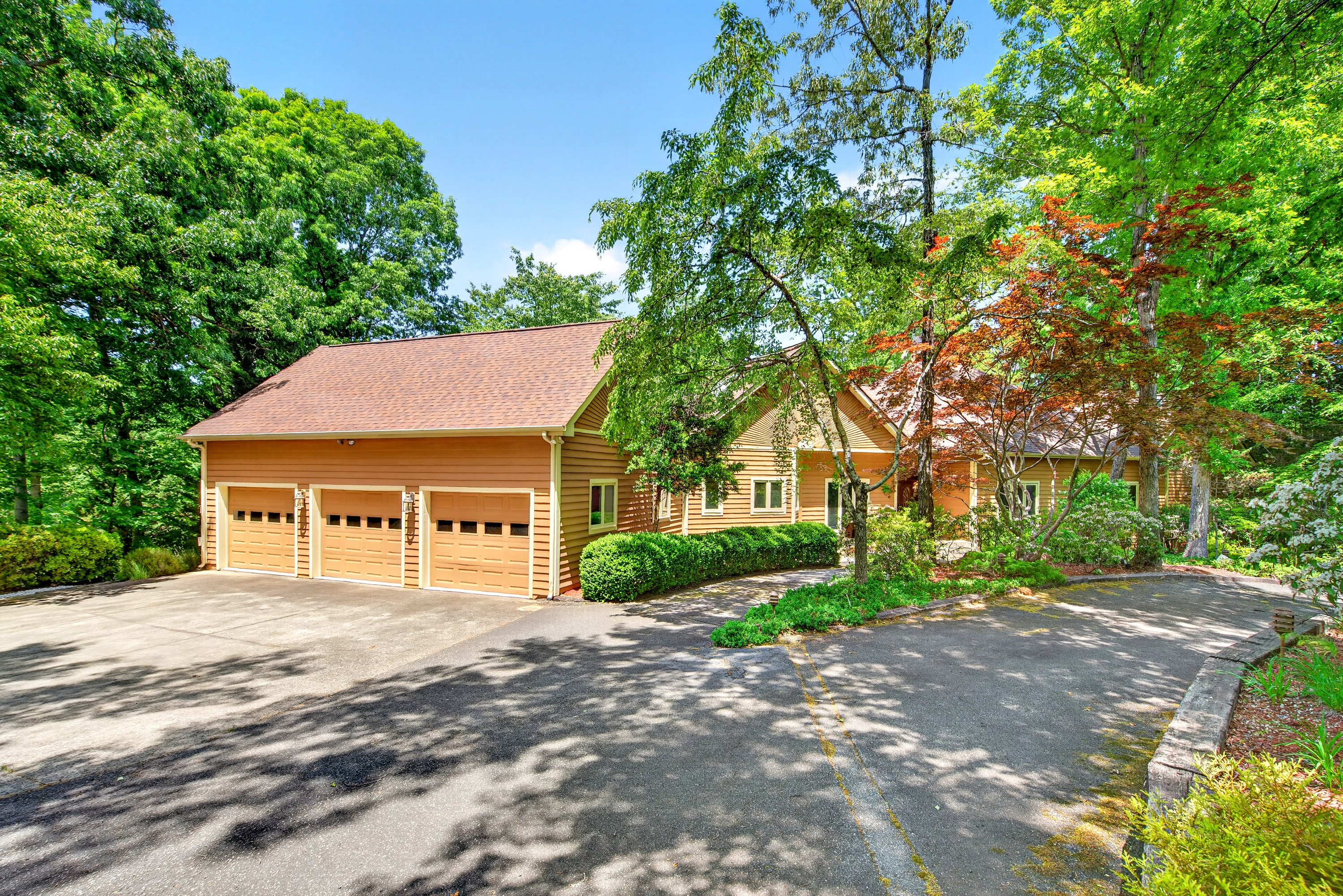Wrap around driveway that fits up to 6 cars