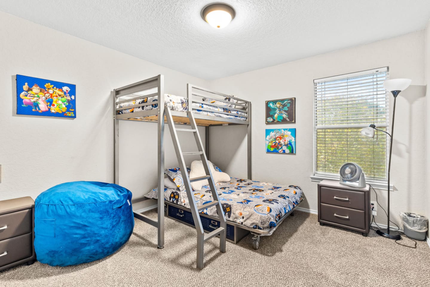 Kid-friendly bunk room with twin-over-full bed, children’s books, games, and room-darkening blinds—perfect for families.