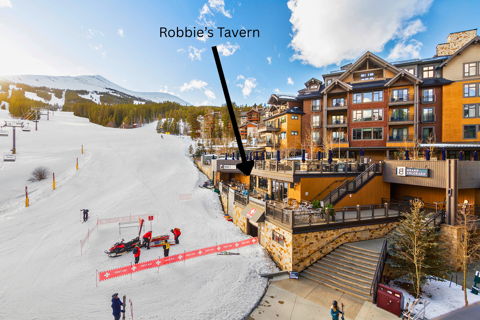 Robbie's Tavern - indoor/outdoor seating