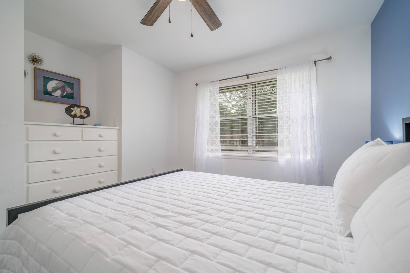 Queen Bedroom with luxury linens.  You will get a great sleep on this bed!!!  Super Comfy