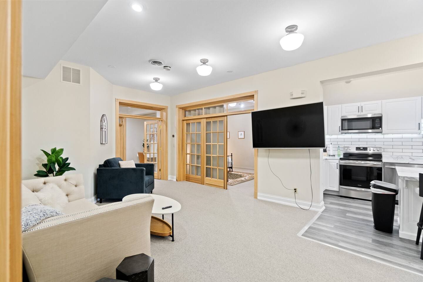 Living area with a flat-screen TV, perfectly positioned to face the kitchen, creating an open and connected space for entertainment and socializing.