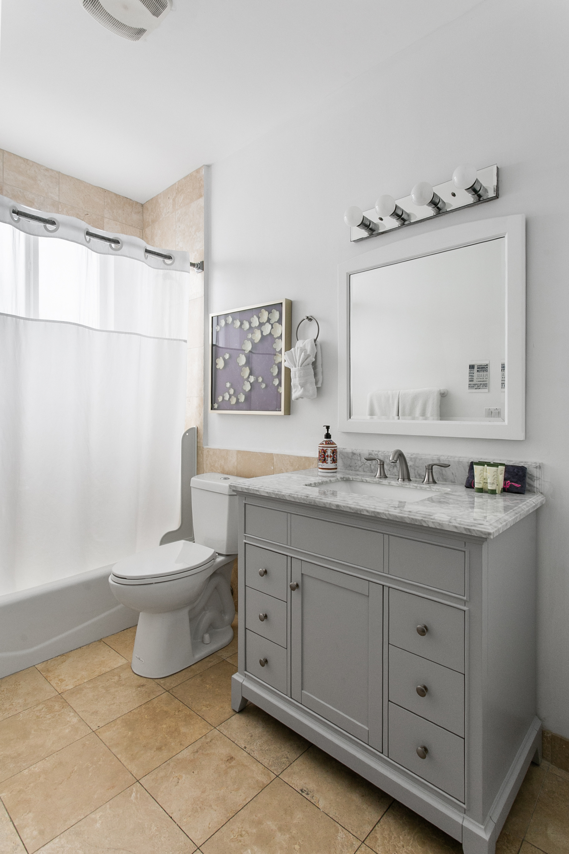 Guest Suite en-suite bath with tub
