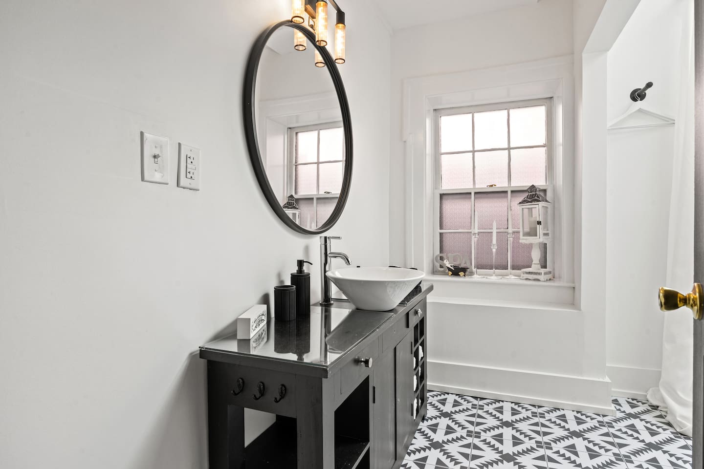 Light and airy full bath. 