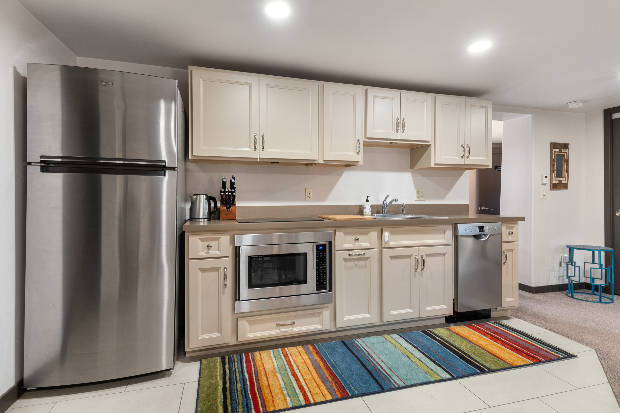 Modern Kitchen | Refrigerator | Kettle | Oven