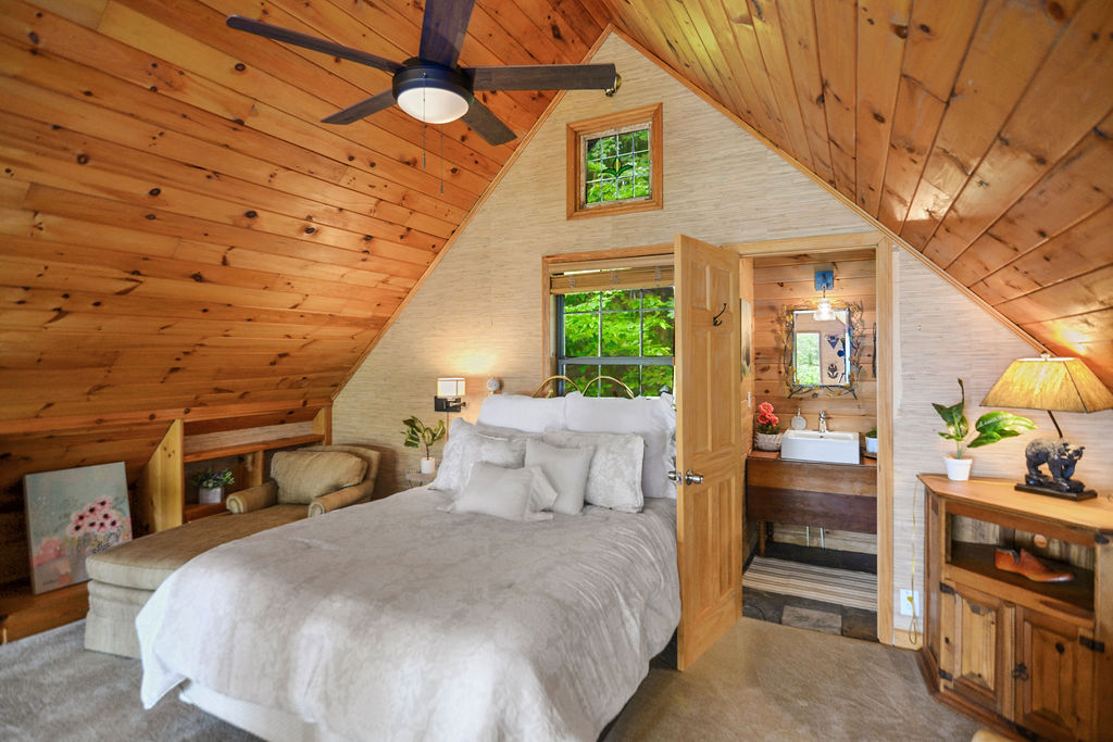 Spacious Queen in the Loft with Private Ensuite Bathroom