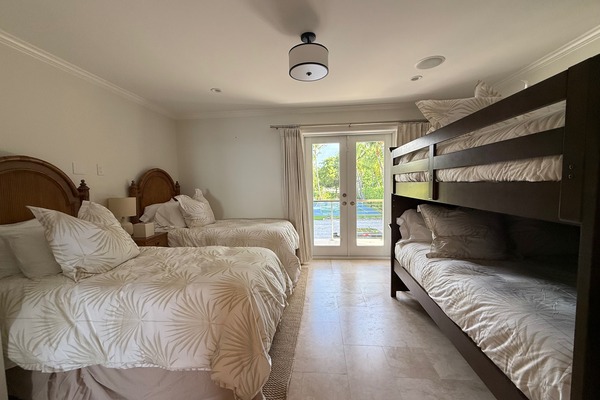 UPDATED - 2 Twin Beds and 2 Full Size Bunk Beds