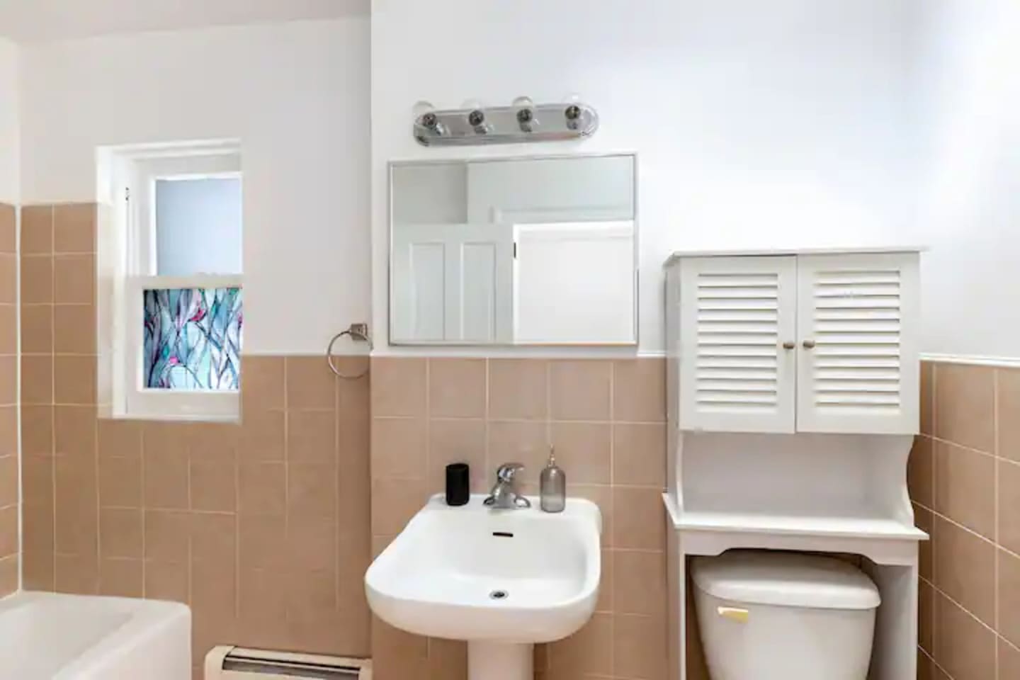 Full Bathroom 1