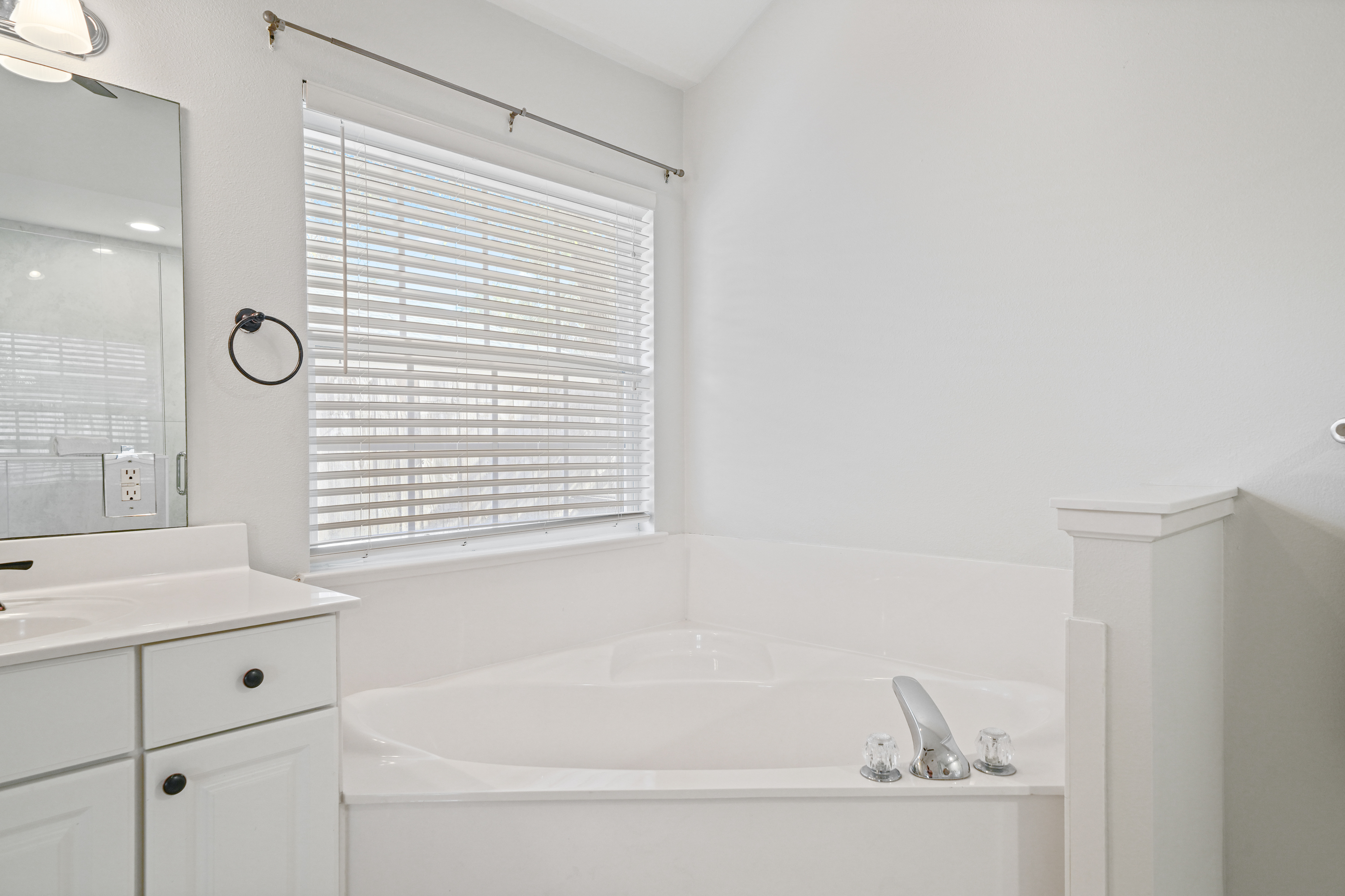 Primary Bathroom tub