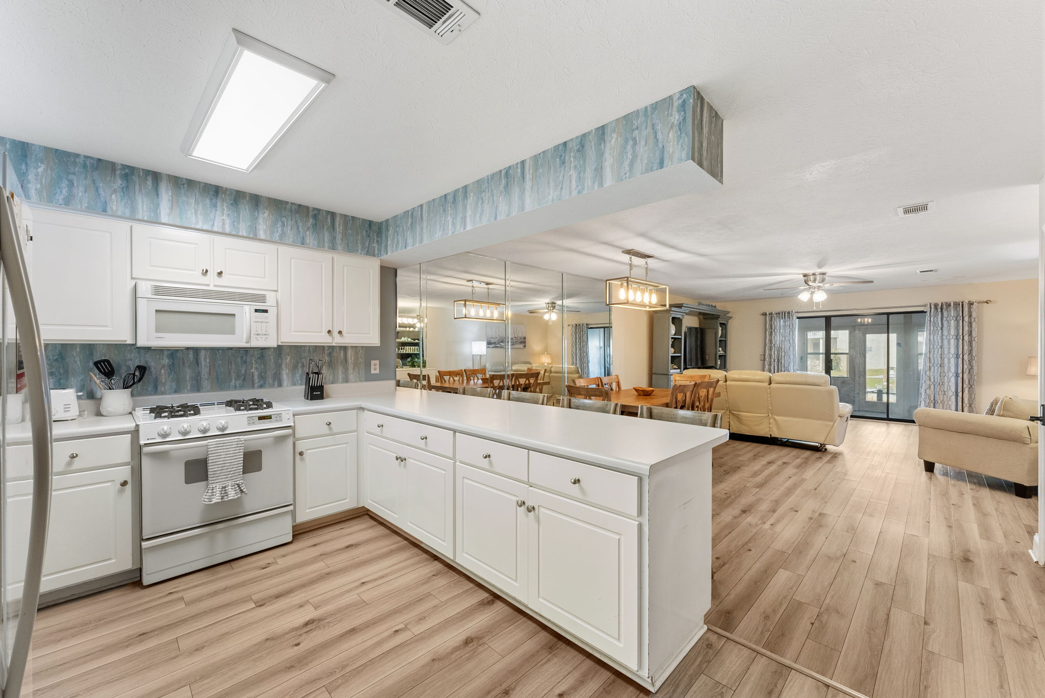 fully furnished kitchen