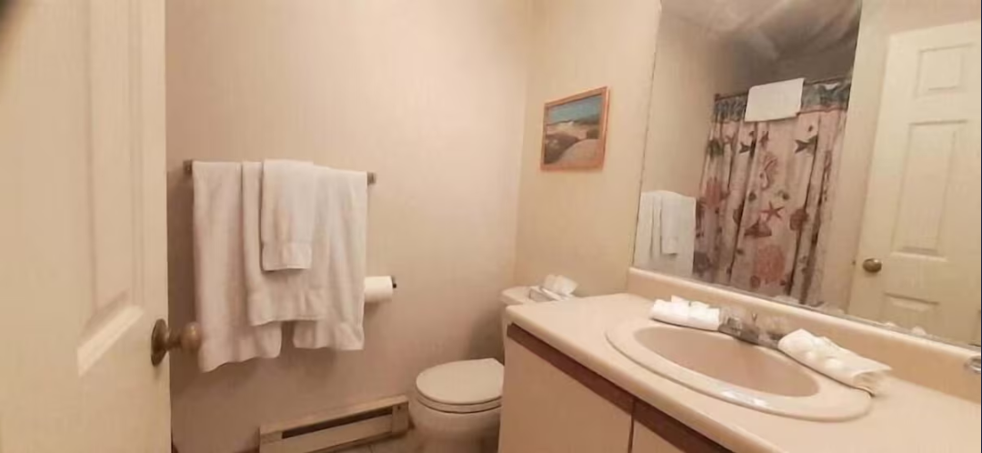 Full bathroom stocked with towels and complimentary soaps and shampoo for your stay