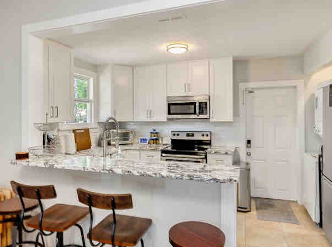 Kitchen bar with 4 seats