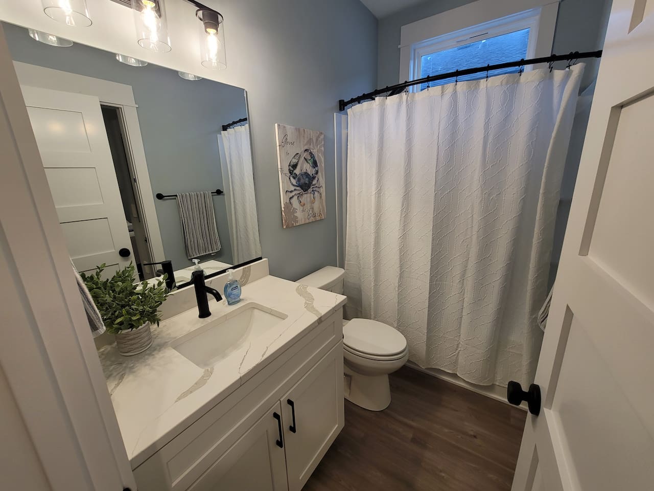 Guest bathroom accessible from the king bedroom and hallway.