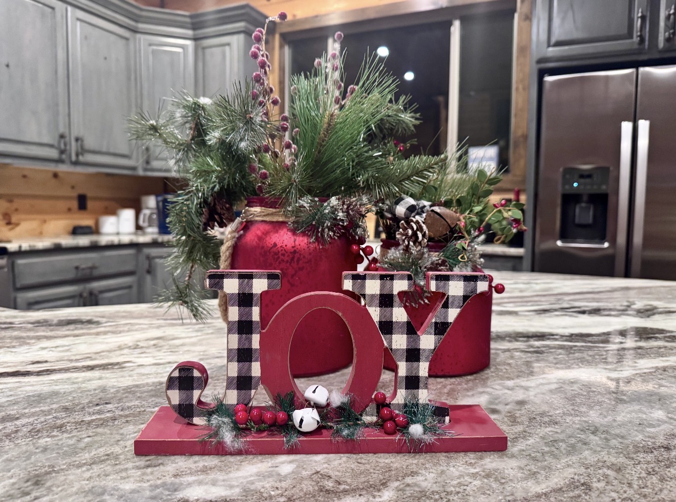 Festive cabin vibes: holiday arrangements and cozy kitchen details at our Hochatown vacation rental
