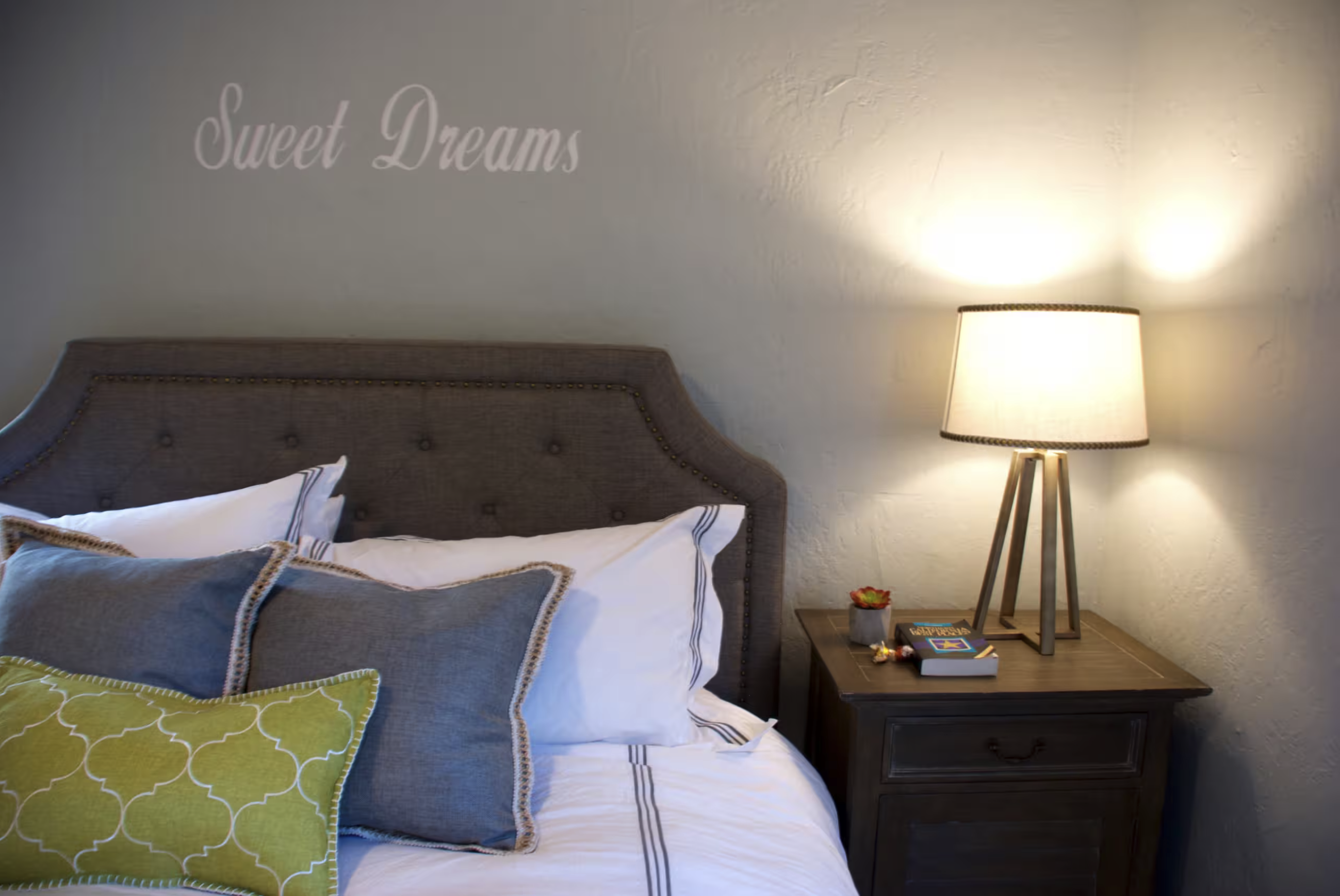 Bedroom with nice furnishing and 400TC 100% longstaple cotton sheets