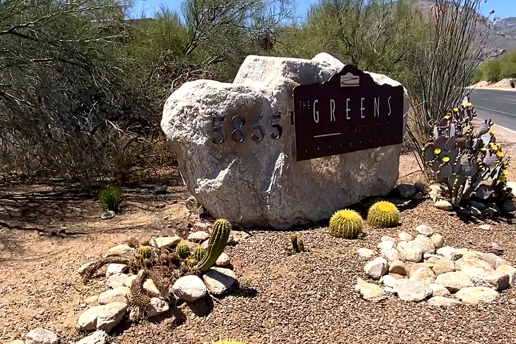 Welcome to Ventana Getaway, located in the exclusive Greens at Ventana Canyon community. This scenic neighborhood offers resort-style amenities and is set against the stunning backdrop 🌵