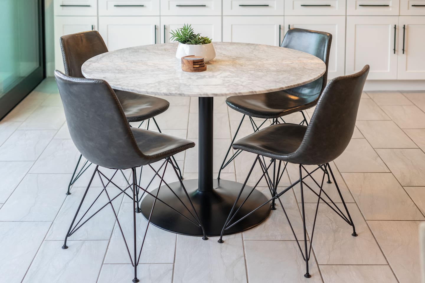 Elegant Simplicity – Marble tabletop meets matte black base.

