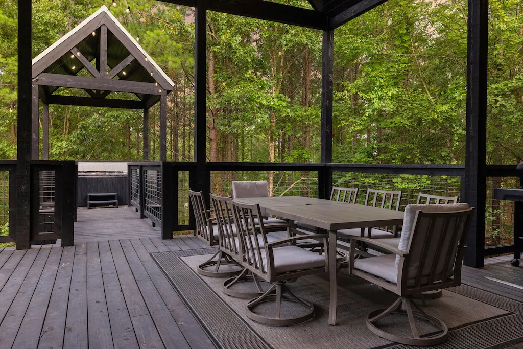 Outdoor Dining Oasis: Enjoy al fresco meals surrounded by nature on this spacious deck!
