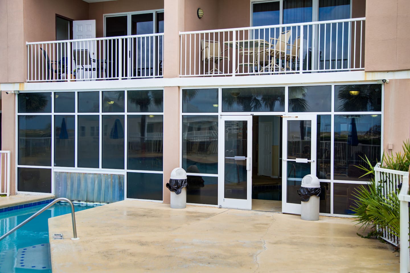 Indoor/outdoor pool and hottub