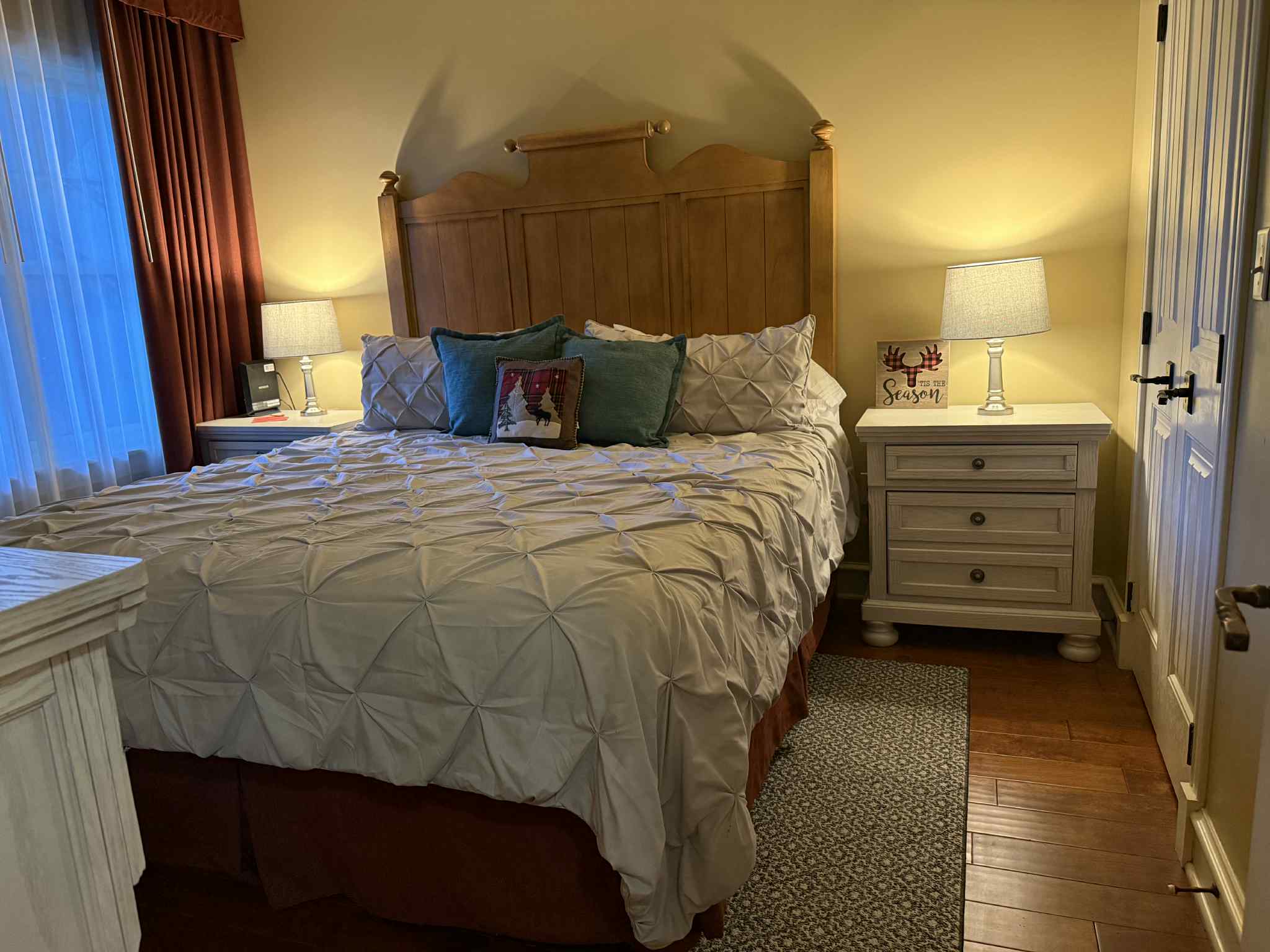 Guest Bedroom ~ I'm dreaming of a white Christmas