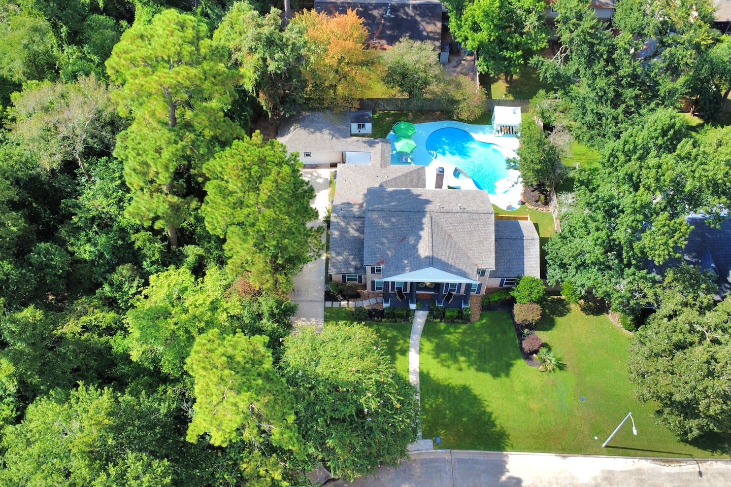 This house is located right next to the Greenbelt Trails in Kingwood! Nature lovers paradise!
