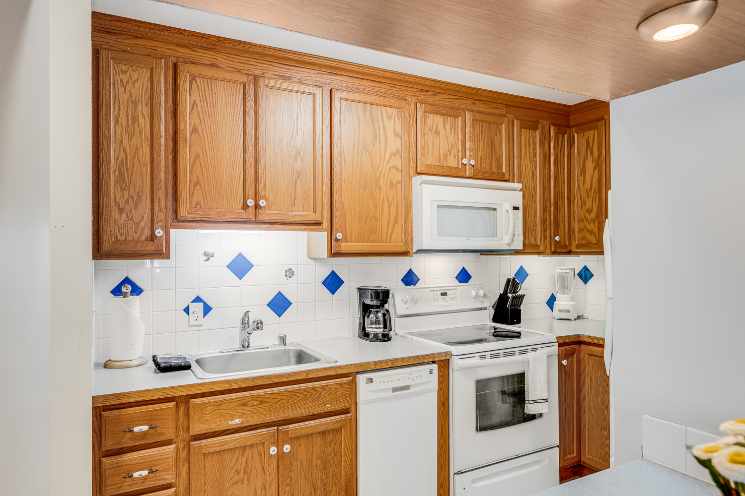 Nice bright kitchen with all the basics to cook up yummy island meals!
