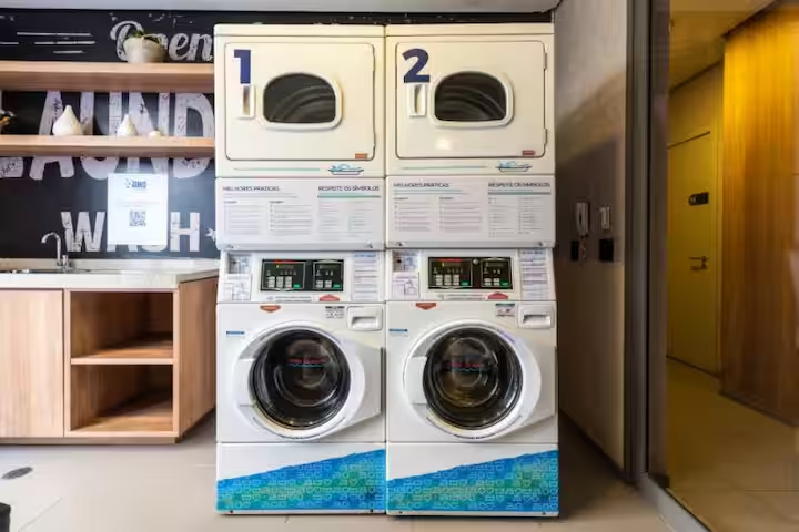 Máquinas industriais de lavar e secar roupas, práticas e modernas.
