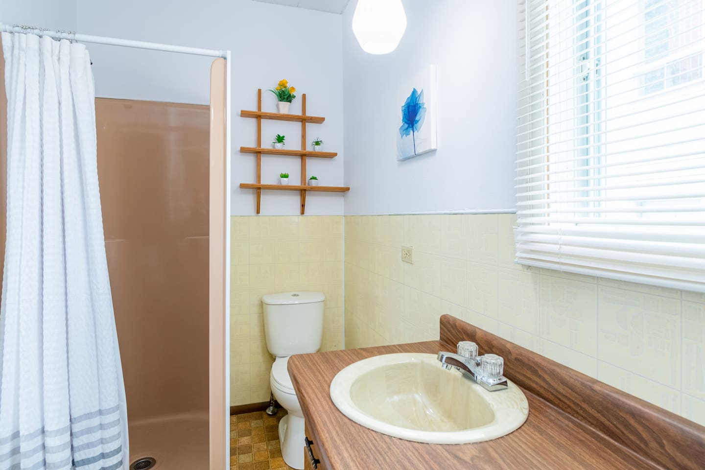 Salle de bain du rez-de-chaussée.