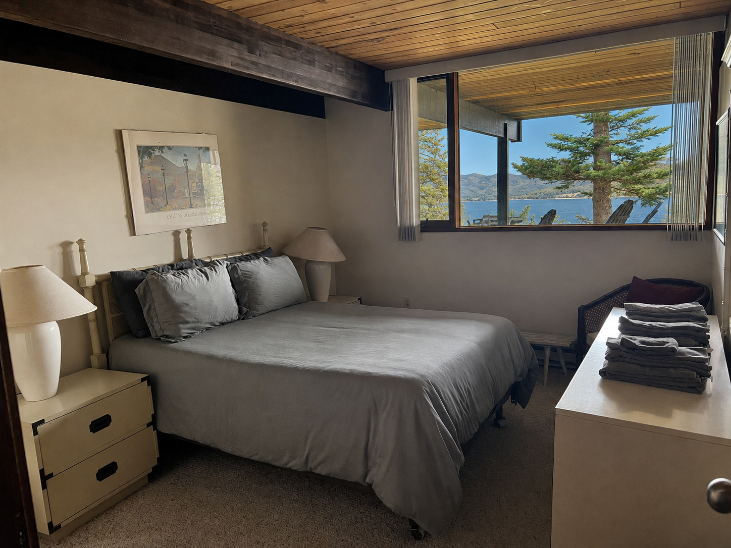 Left wing bedroom 5 on Lakeside Shared bathroom